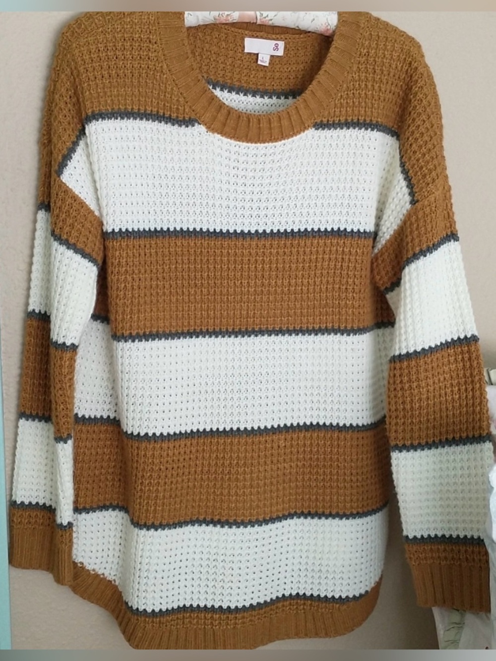 SO Excellent condition curved hem sweater, size L.